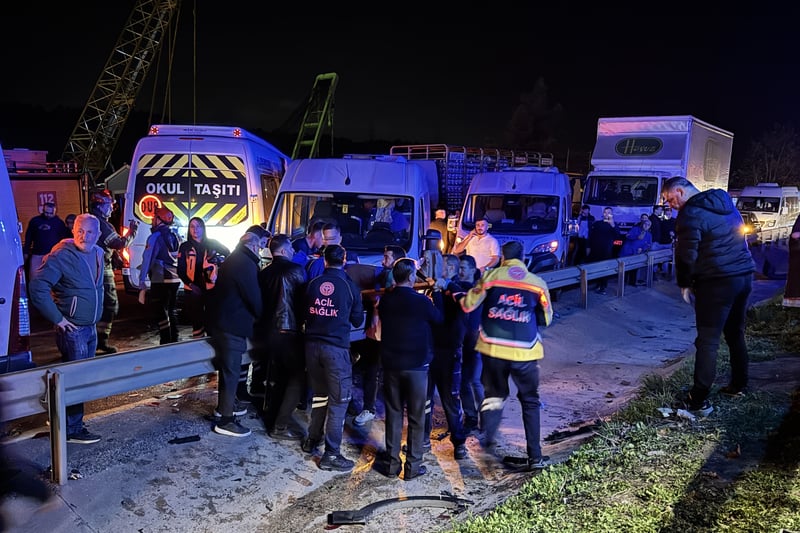 Bursa’da 4 işçi servisi ile otomobil kaza yaptı: 1 kişi yaşamını yitirdi, çok sayıda işçi yaralandı