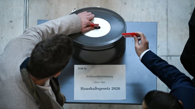 Haushalt: Bundestag beschließt Haushalt 2026 mit hohen Schulden