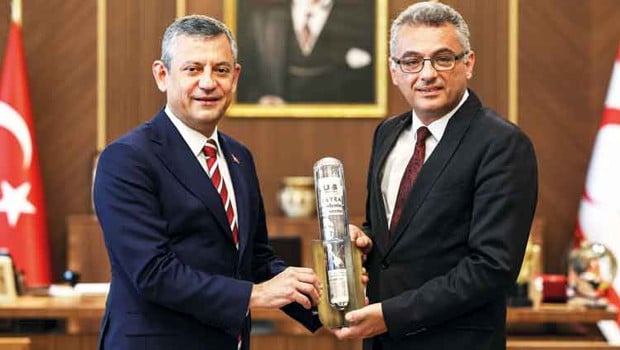 Özel’den Erhürman’a ‘zaman kapsülü’ hediyesi