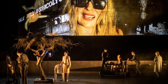 Avec « Pétrole » à l’Odéon-Théâtre de l’Europe, Sylvain Creuzevault hisse Pasolini au sommet du présent