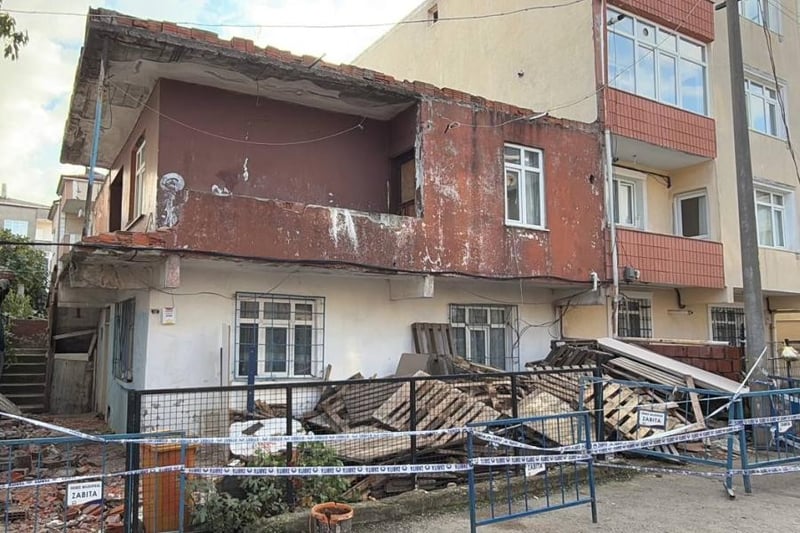 Kocaeli'de balkon duvarının bir bölümü yıkılan 2 katlı bina boşaltıldı