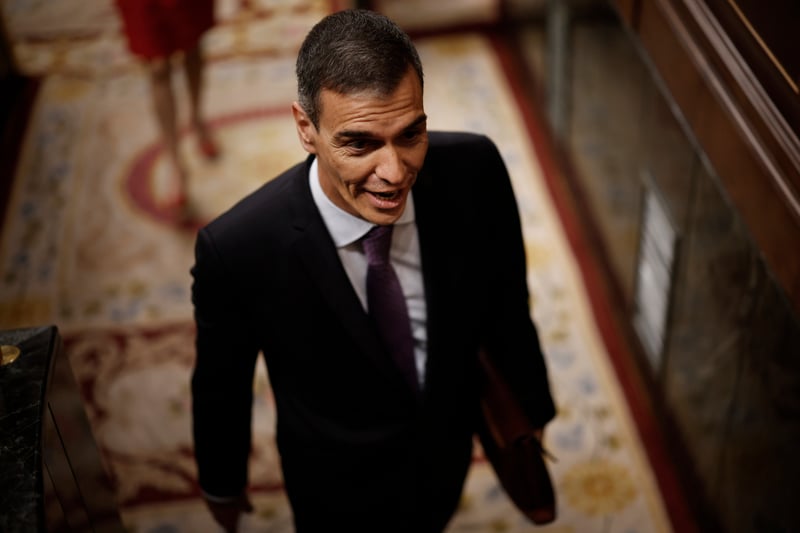 Sesiones de yoga en La Moncloa mientras arrecia la escandalera