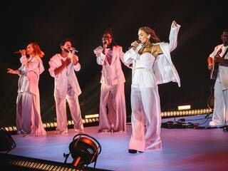 La chanteuse Vitaa en live sur la scène de « Basique, le concert » sur France 2