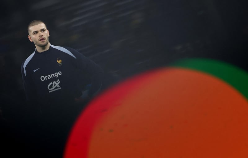 Débuts contrastés au PSG, «like» polémique… Lucas Chevalier sous pression pour ses grands débuts chez les Bleus