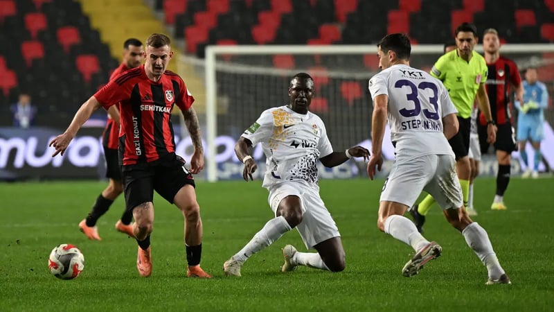 Süper Lig'de ilginç an: Futbolcular kavga ederken hakem golü verdi