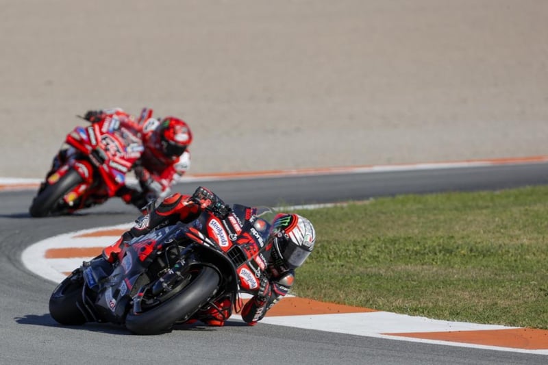 Bezzecchi, pole y KO técnico para Pecco Bagnaia