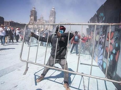 Meksika'da toplanan binlerce kişi hükümetin güvenlik politikasını protesto etti