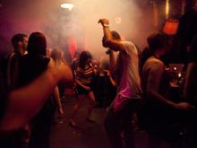 „Diese Unbeschwertheit ist heute vermutlich nicht mehr denkbar“: Ausstellung zur Clubkultur der Zehnerjahre