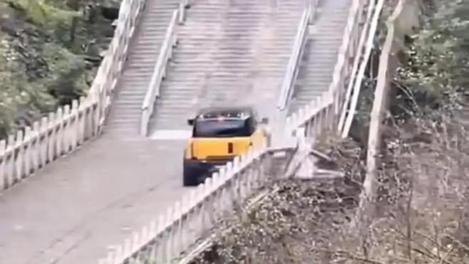 El rodaje de un anuncio de coche rompe las escaleras más largas del mundo