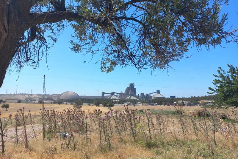 Ezine Ovasının havasını, suyunu, toprağını kirleten çimento fabrikasına karşı mücadele sürüyor: AkçanSA’ya açılan davanın bilirkişi keşfi 26 Aralık’ta yapılacak