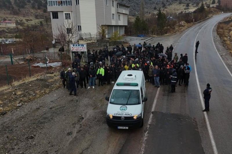 Maraş’ta kaza sonrası yurttaşlardan protesto: Daha fazla insan hayatını kaybetmeden önlem alın