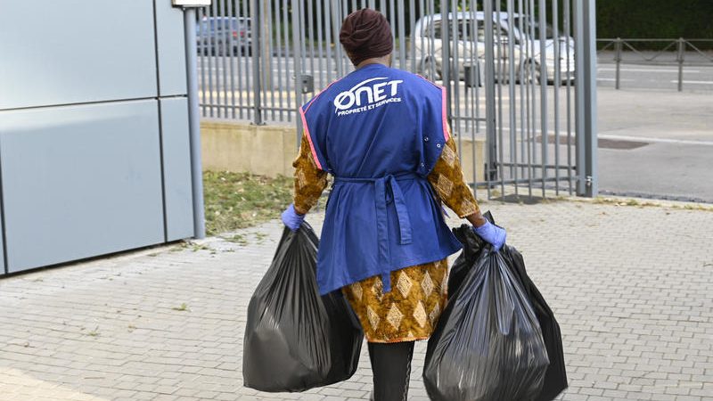 « Je me réveille très souvent la nuit parce que mes bras me grattent » : les conditions de travail des agents de nettoyage pointées du doigt par une étude de l’Anses