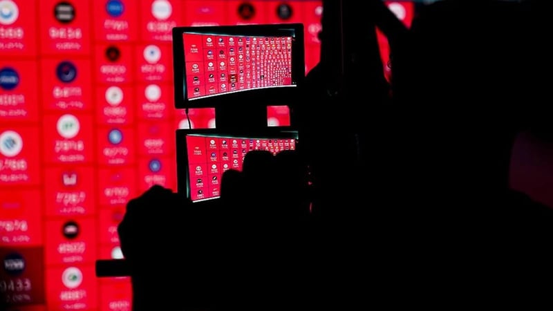 Küresel piyasalarda Fed belirsizliği ve teknoloji hisselerindeki sert satışlar düşüşü derinleştirdi