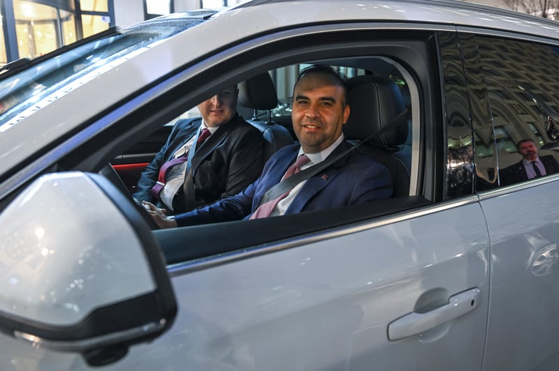 Bakın Kacır TOGG'la geldi, Alman tekellere kırmızı halı serdi