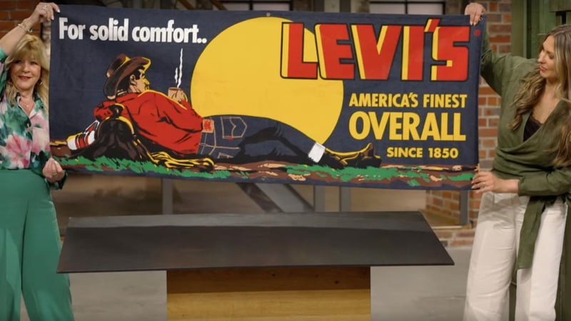 "Bares für Rares": Jeanswerbung aus der "verbotenen Stadt" bringt ein Vielfaches des Schätzwerts