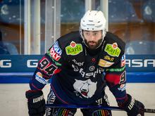 Dank Hattrick von Liam Kirk: Eisbären Berlin gewinnen mit 4:2 in Straubing