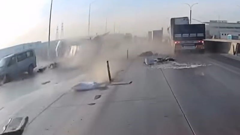 Hatalı sollama yapan araç tırın altına girdi: 6 yaralı