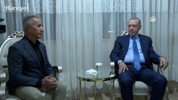 Cumhurbaşkanı Erdoğan, Adıyaman'da depremzede bir aileyi ziyaret etti