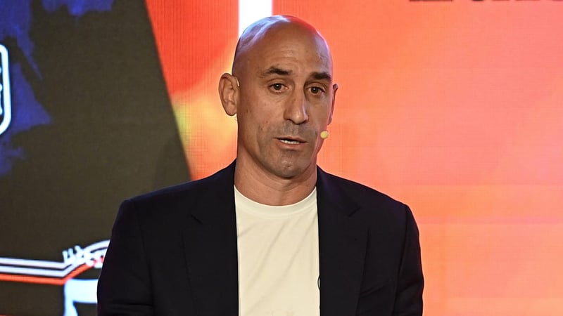 Kuss-Skandal machte ihn weltberühmt - Ex-Spanien-Boss von eigenem Onkel mit Eiern beworfen