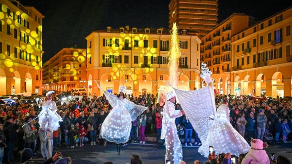 Imperia s’illumina di magia, inizia il periodo natalizio tra luci e spettacoli | Video