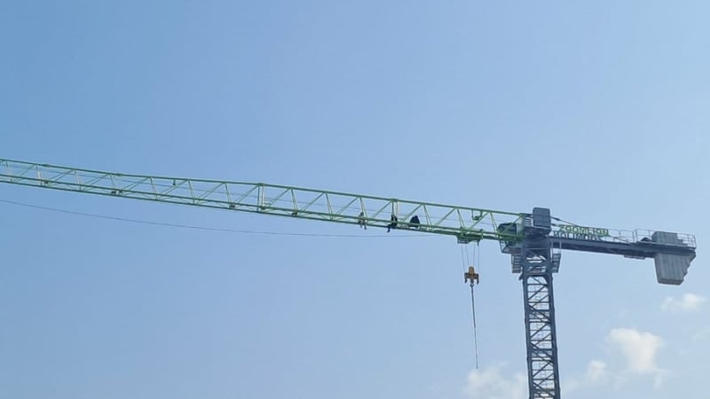 Hatay’da maaşını alamayan işçi kule vincine çıktı:  502 bin TL alacağım var, aylardır bizi oyalıyorlar