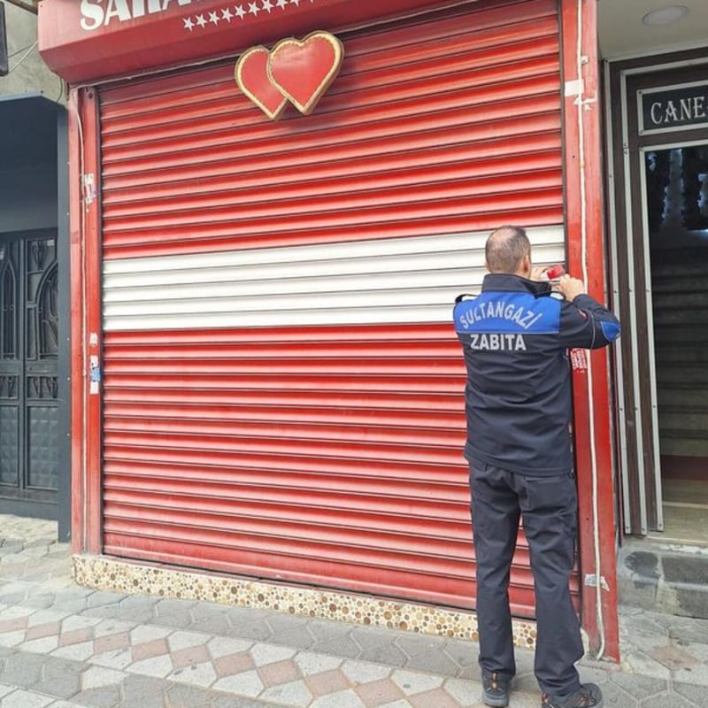 Düğün salonunda gizli kamera skandalı!