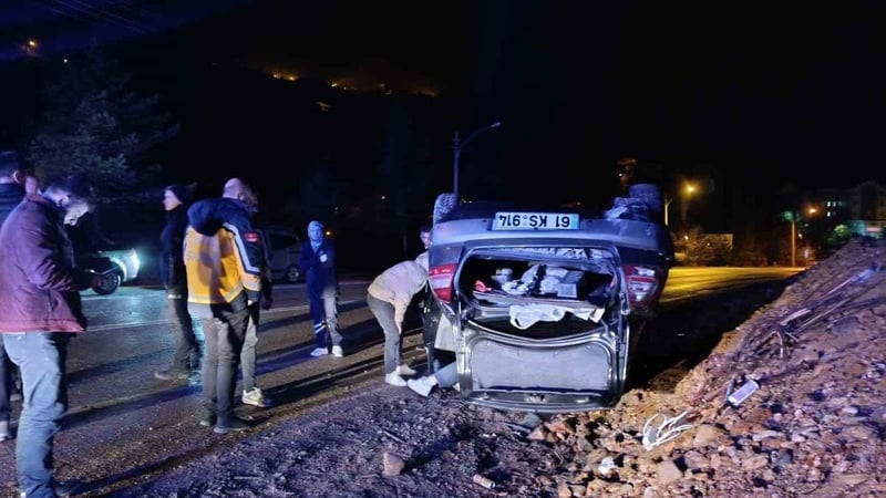 Yola düşen kayalardan kaçan otomobil takla attı: 2 yaralı