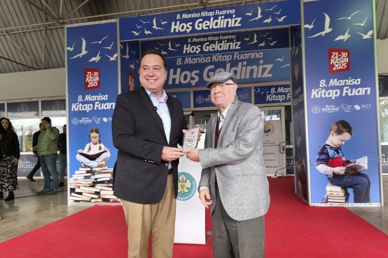 Manisa Kitap Fuarı kapılarını kitapseverlere açtı: Fuarın onur konuğu Adnan Özyalçıner