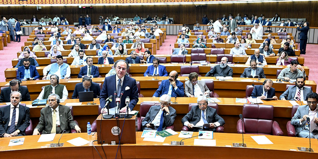 Le Pakistan accorde l’immunité à vie au président et au chef de l’armée, l’opposition dénonce un « coup de grâce » à la démocratie