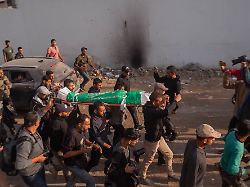 Armee spricht von Terroristen: Israel fliegt Luftangriffe in Gaza