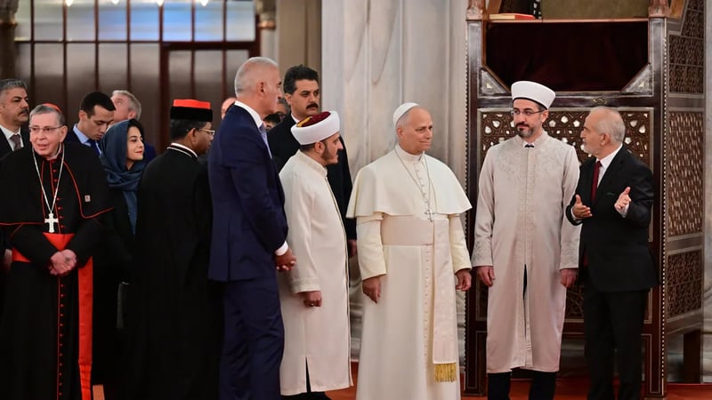 Papa 14. Leo İstanbul'da! Sultanahmet Camii'ni ziyaret etti