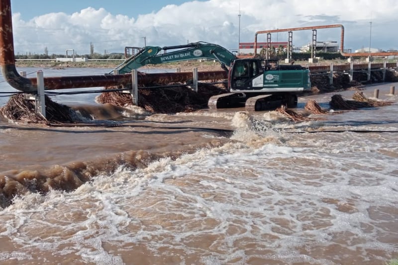 Çanakkale'de kuvvetli yağış: Yağmur nedeniyle Tuzla Çayı taştı