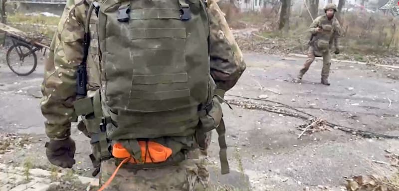 Russische Soldaten marschieren völlig unbehelligt durch Pokrowsk