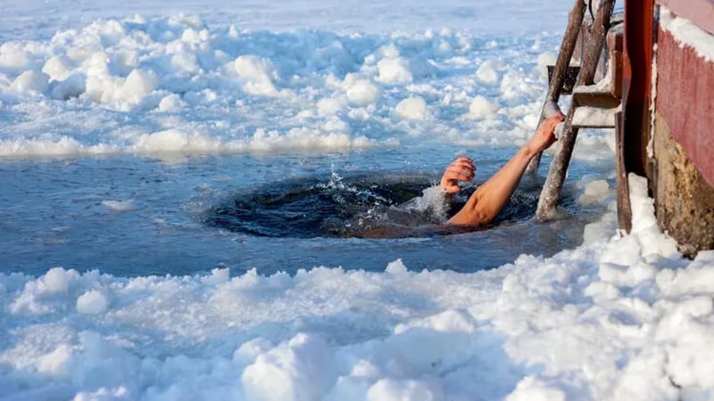 Buzlu suya girmek gerçekten işe yarıyor mu? Bilim insanları cevapladı