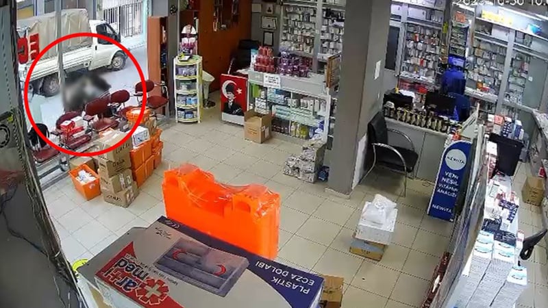 Bursa'da dehşete düşüren olay kamerada! Eczane önüne çıkan kadın çalışana saldırıp kıyafetini çıkarmaya çalıştı