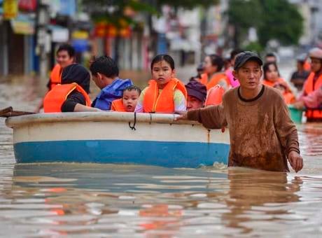 Vietnam'daki sel felaketinde can kaybı artıyor, evler sular altında! İşte bölgeden görüntüler