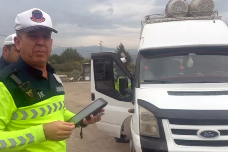 30 tarım işçisi 15 kişilik servise bindirildi: Şoföre ceza var, şirkete yok