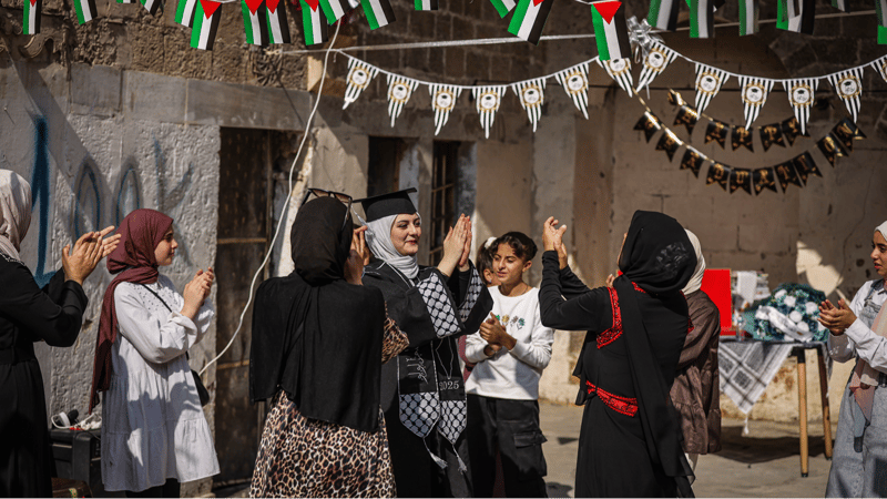 Savaşın çocukları mezun oldu: Gazze'de liseler okulsuz mezun veriyor
