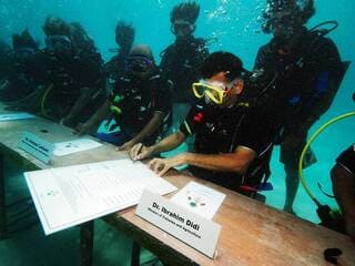Une image historique : pourquoi cette nation a-t-elle tenu un conseil des ministres à six mètres de profondeur ?