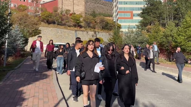 Gümüşhane'de öğrencilerden silahla rehin alma olayına sessiz yürüyüşle tepki