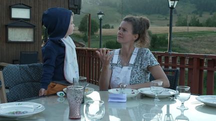 "Elle entend pas la moto" : un documentaire émouvant qui suit l'histoire familiale d’une femme atteinte de surdité