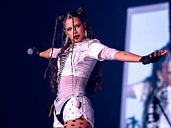 "Habe mich so erschrocken!": Nina Chuba machte sich auf der Bühne in die Hose