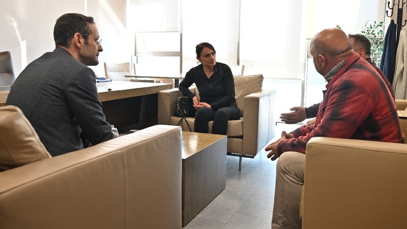 Kaybolduktan 6 saat sonra sağ olarak bulunan Alzheimer hastası Şerife Kaptan'a, takip cihazlı akıllı bileklik hediye edildi