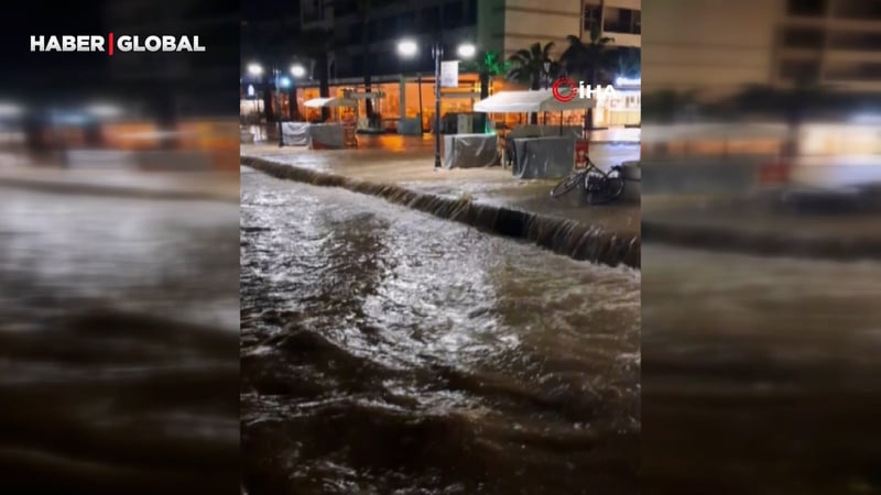 Çeşme'de sağanak! Denizle kara birleşti