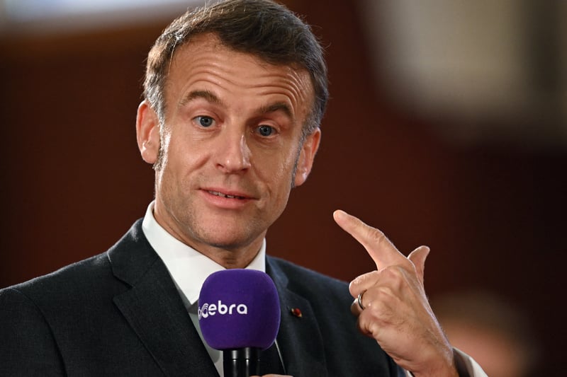 «Macron ne comprend rien» : l’annonce du projet d’interdiction des portables au lycée fait l’effet d’une bombe