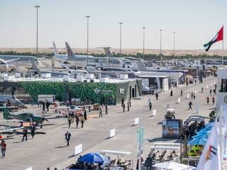Un avion de chasse indien s’écrase lors d’une démonstration au salon aéronautique de Dubaï, le pilote est mort