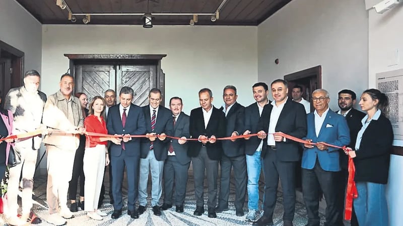 Minyatür müze mikroskopla gezilecek