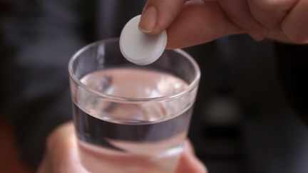 Compléments alimentaires : le business des pastilles promettant une "hydratation optimale"