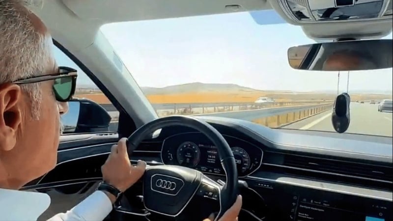 Bakan, otoyolda Audi’ye Meclis’te Togg’a biniyor