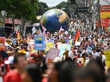Protestzug am Rande der COP30 in Belém: Zehntausende Menschen demonstrieren für gerechteren Umgang mit der Klimakrise